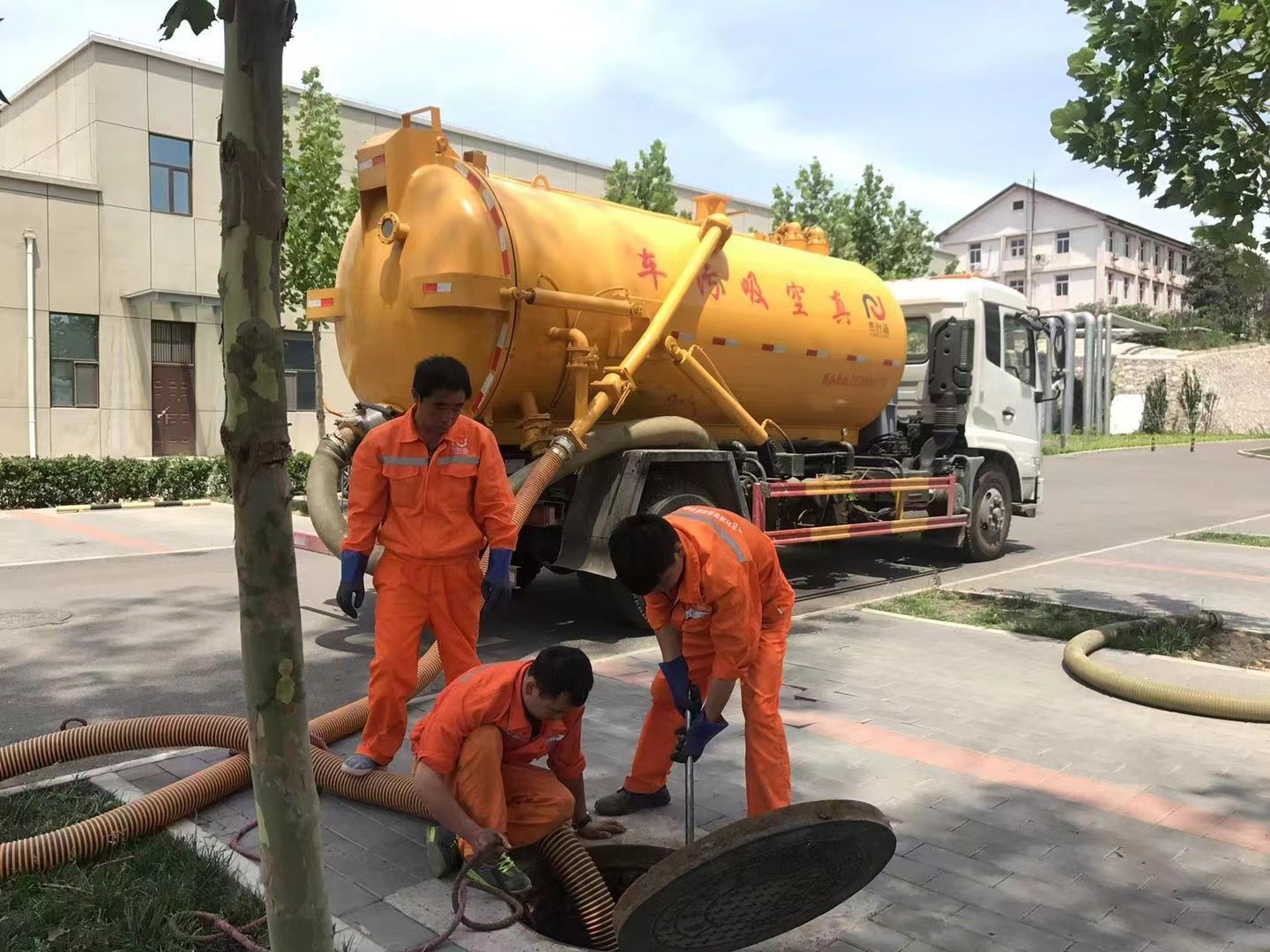 汶上管道疏通车停在窨井附近